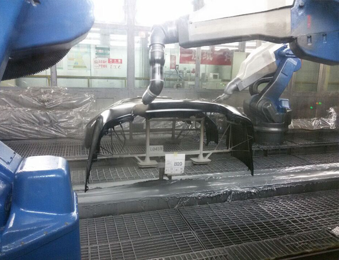 機(jī)械人自動(dòng)噴涂室內(nèi)部